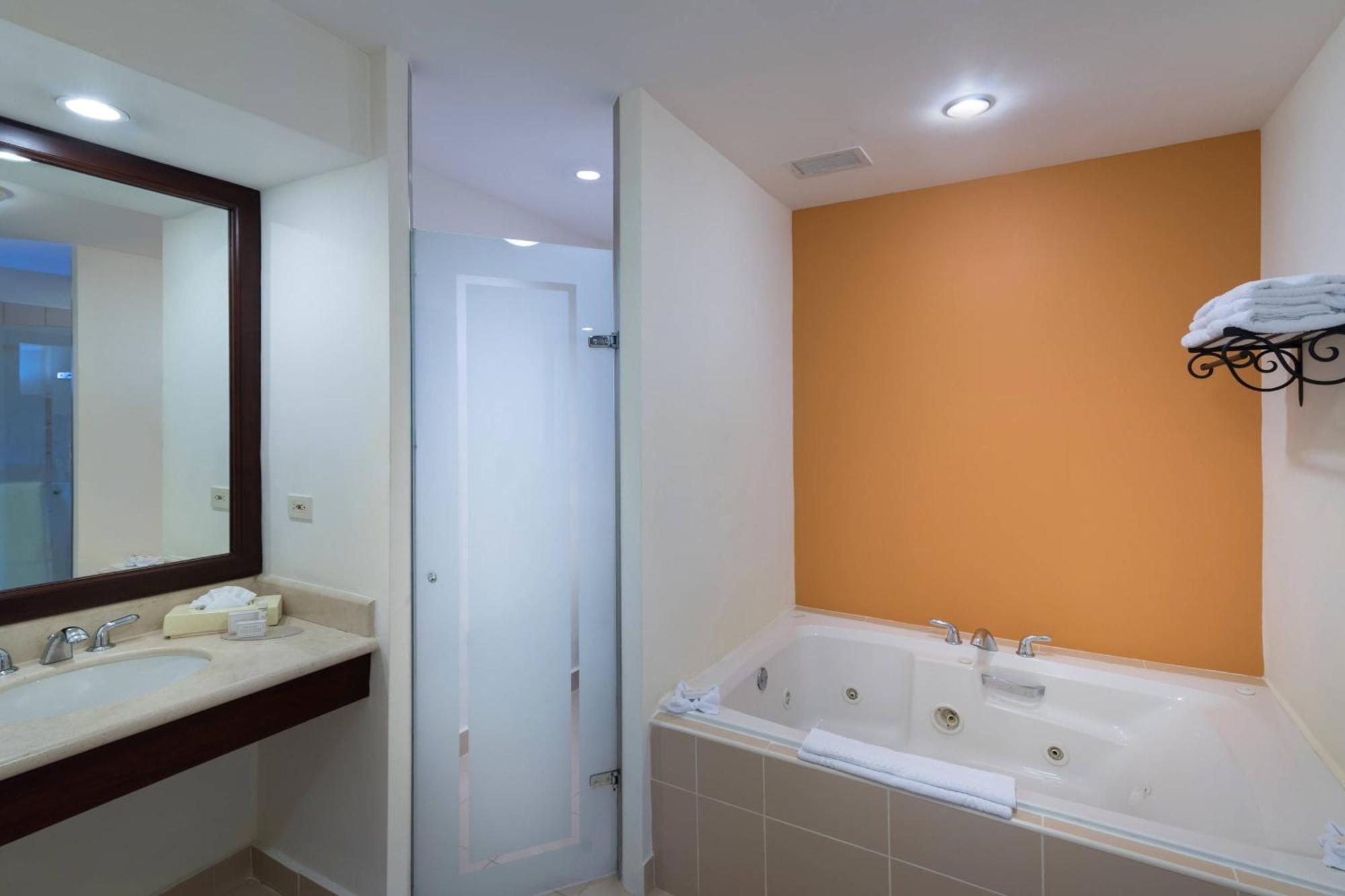 Hotel Courtyard By Marriott Santo Domingo Exterior foto